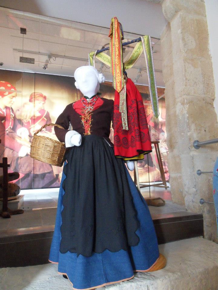 Escena de tradición 2013: las mozas del Cristo