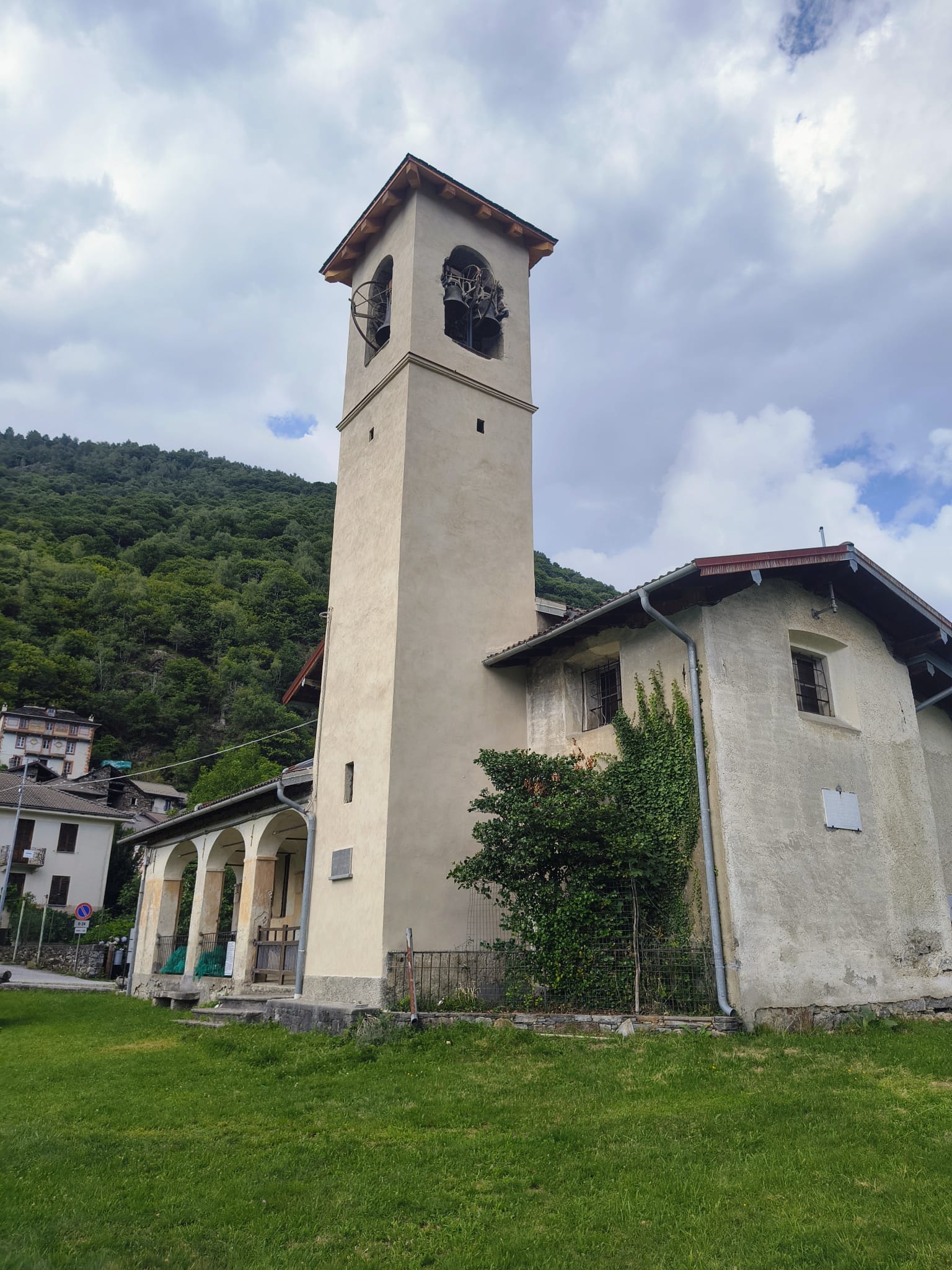 Gurrone (VB) - Torre campanaria della Chiesa della Madonna Assunta