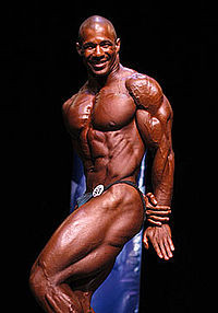 Il bodybuilder Philip Ricardo in posa