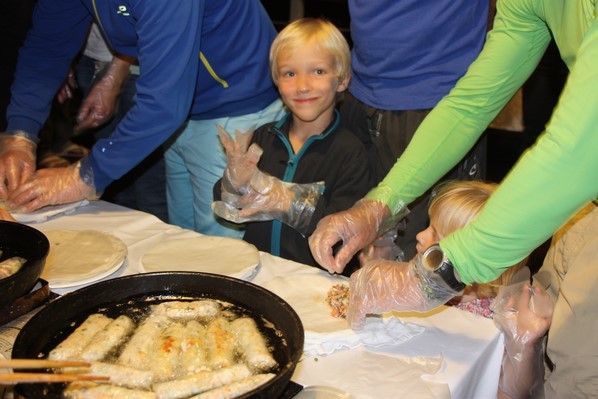 Atelier rouleaux de printemps .. Mael, toujours prêt à mettre les mains à la pâte