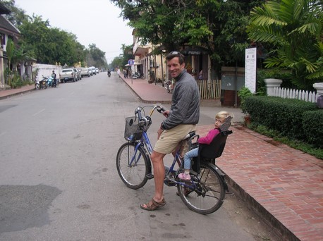 ... tandis que Dani visite Luang Prabang à vélo avec Laia