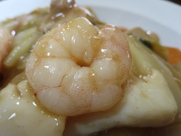 喜来園の五目あんかけ焼きそばの海老の近影画像。