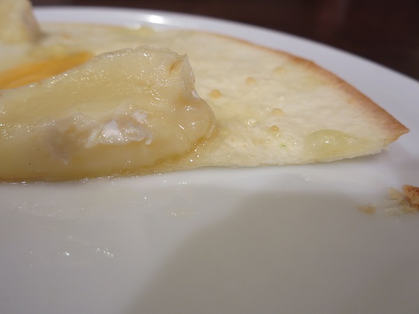 ポポラマーマのたっぷりチーズピッツアハチミツがけの断面の近影画像。