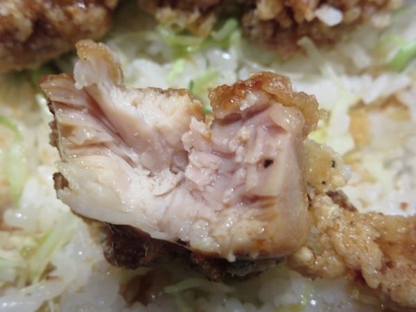 おとど食堂の唐揚げ丼の断面の近影画像。