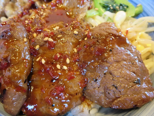 焼きたてのかるびのカルビと厚切りハラミ丼のハラミの近影画像。