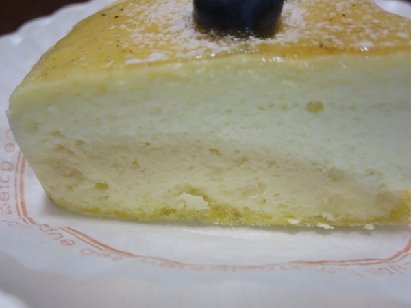 菓子工房雅のチーズケーキの側面の近影画像。