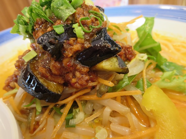 リンガーハットの麻婆なすの冷やし担々ちゃんぽんの麻婆なすの近影画像。