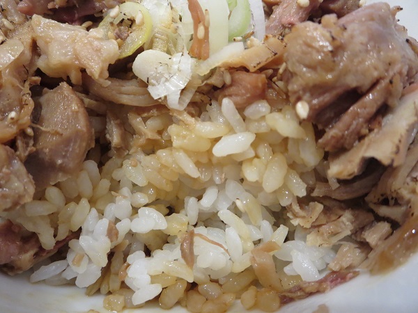 麺処あみやのチャーシュー丼のご飯の近影画像。