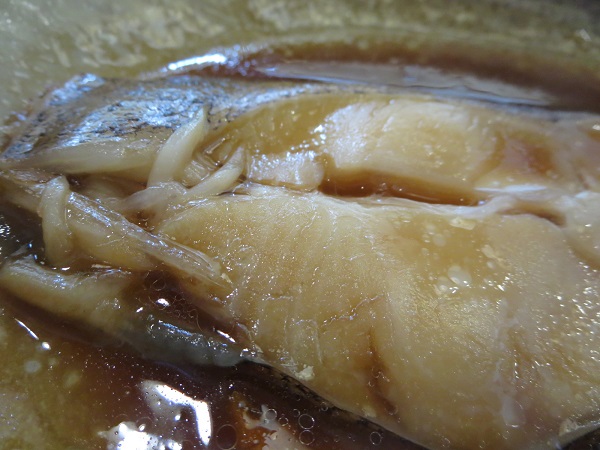 夢庵のかれいの煮付けの別角度からの近影画像。