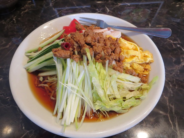 台湾料理天和の台湾冷麺の全体画像。