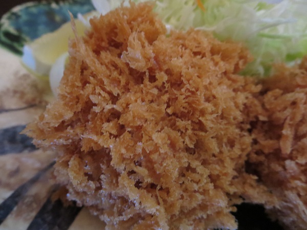 かつわか本店のカニクリームコロッケの近影画像。別の個体