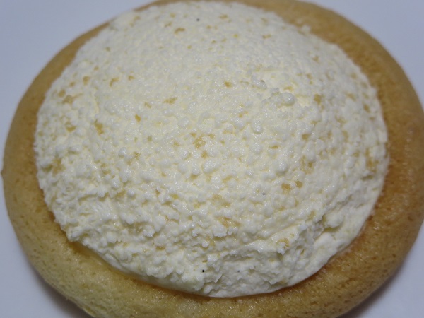 パティスリー サルビアのみのりスフレの中のチーズクリームの近影写真。