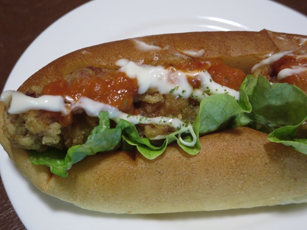 Le Pain Bon Bonの唐揚げドックの近影画像。