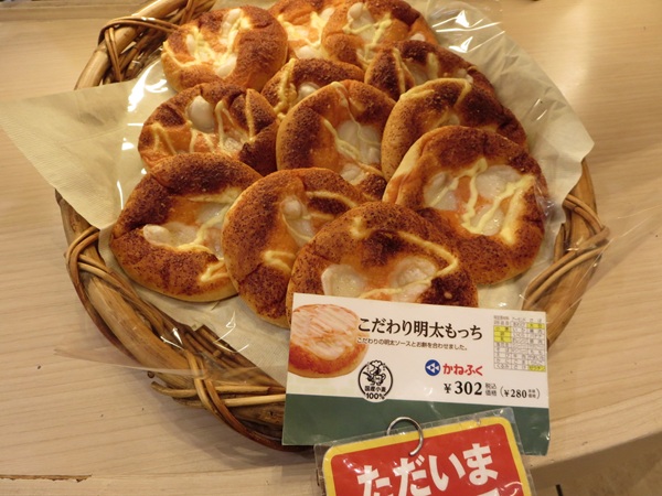 麻布十番モンタボーのこだわり明太もっちが置かれている陳列棚。