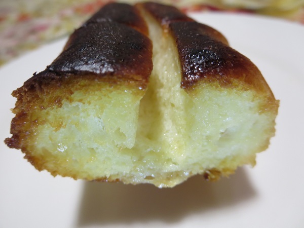 モンマルトルのミルククリームサンドのトースト後の近影画像。