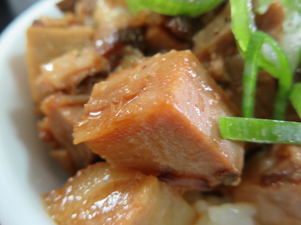 中華そば 亀喜屋のチャーシュー丼のチャーシューの近影画像。