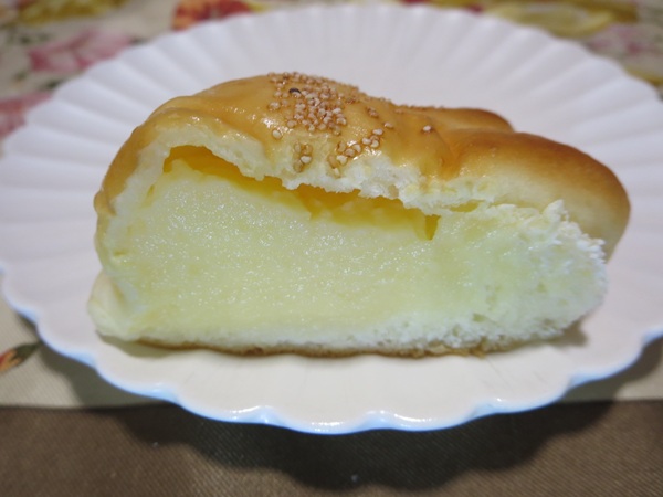 Fine Breadのクリームパンの断面の近影画像。