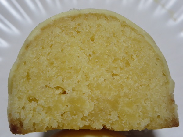 シューベルトの檸檬ケーキの断面の近影画像。