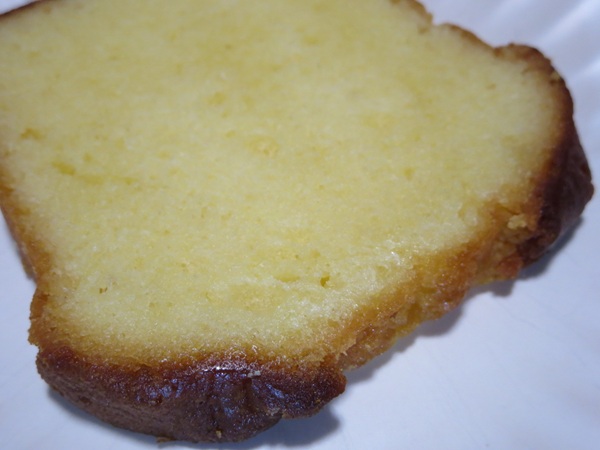 パンとお菓子の店 tocotocoのパウンドケーキの別角度からの近影画像。