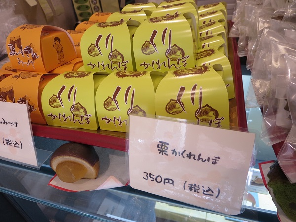 菓子工房福どらの栗かくれんぼが収められている陳列棚。