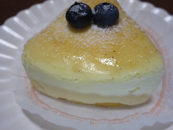 菓子工房 雅のチーズケーキの別角度からの近影画像。