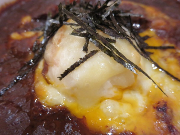コメダ珈琲店のビーフシチューのチースがかかったポテトの近影画像。