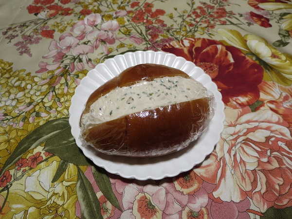 Le Pain Bon Bonのバターロールサンドイッチ（ツナサラダ）の全体画像。