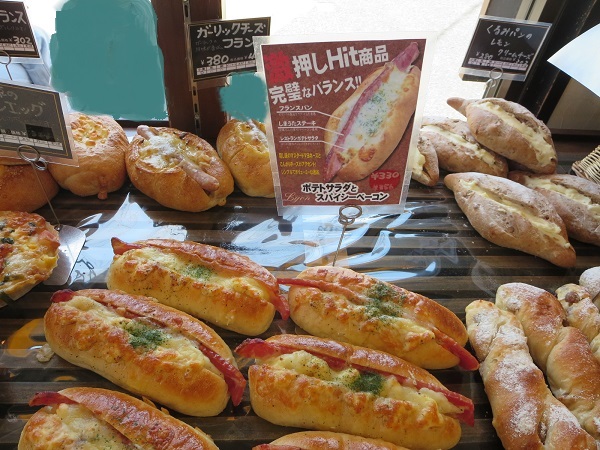 リヨンライズのポテトサラダとスパイシーベーコンが置かれている陳列棚。