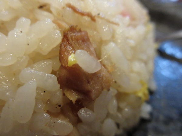 麺屋 丸吉の炒飯（チャーシュー）の叉焼の近影画像。