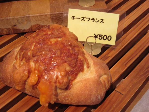 パンとお菓子の店 toco tocoのチーズフランスが置かれている陳列棚。