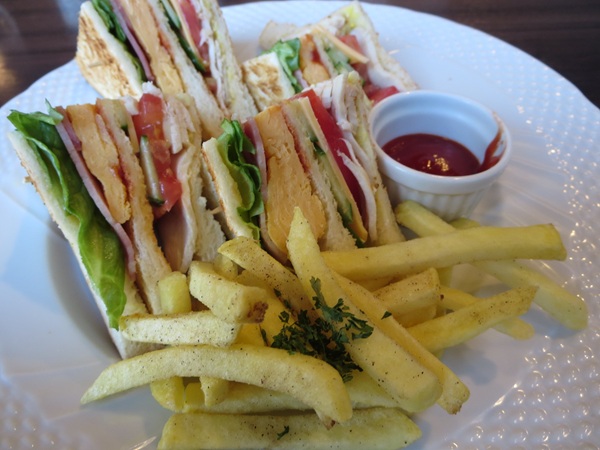 星野珈琲店のクラブハウスサンド&ポテトの近影画像