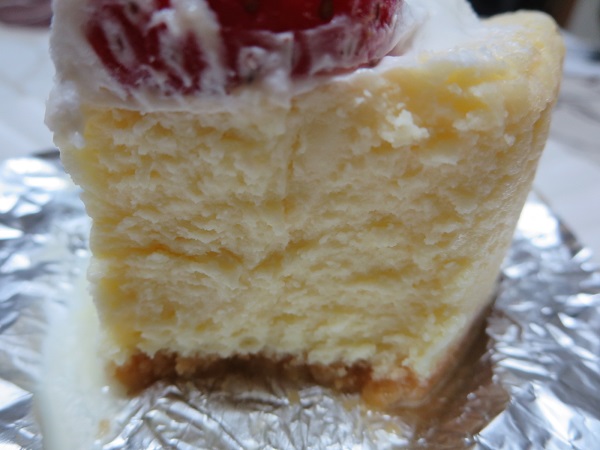 ケーキハウス 赤とんぼの濃厚すぎる焼きチーズの断面の近影画像。