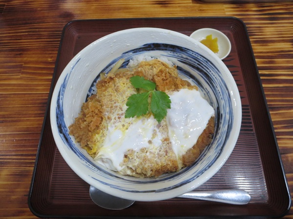 ラーメン龍屋のジャンボカツ丼の全体画像。