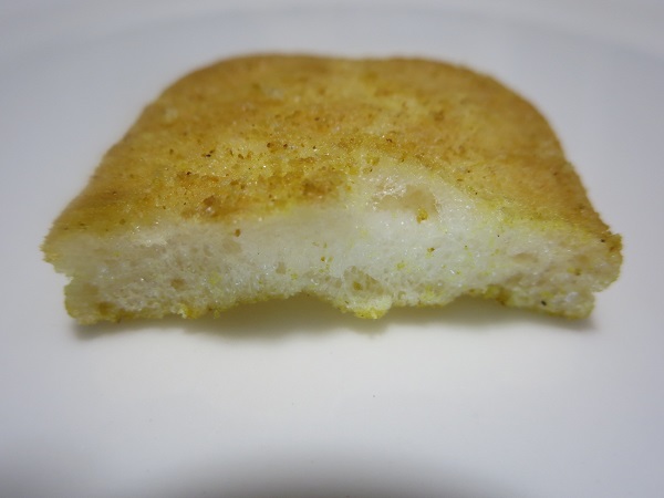 もち吉のカレーせんの断面の近影画像。