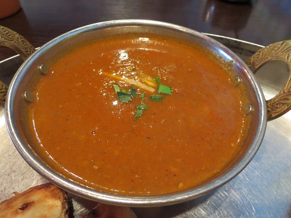 チャンドラマのマトンカレー・チーズナンのマトンカレーの近影画像。