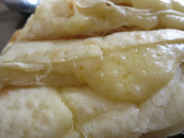 インドレストラン マハラジャのチキンカレー&チーズナンのチーズナンの断面の近影画像。
