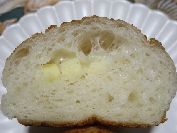 ポンパドウルのお米とチーズのもちもちパンの断面の近影画像。