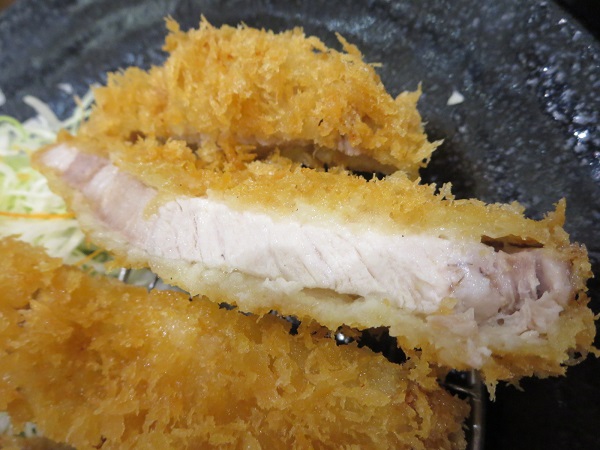 とんかつ菊万の国産プレミアムリブカツ定食のロースかつの別の断面の近影画像