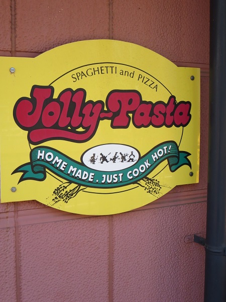 ジョリーパスタの看板。