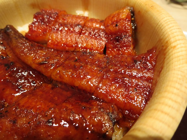 四六時中のうなぎおひつごはんのうなぎの近影画像。