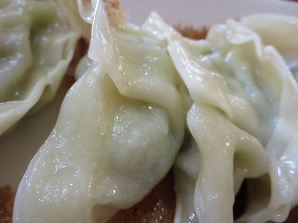 麺屋 龍華のニンニクギョーザの焼き目がついていない側の近影画像。