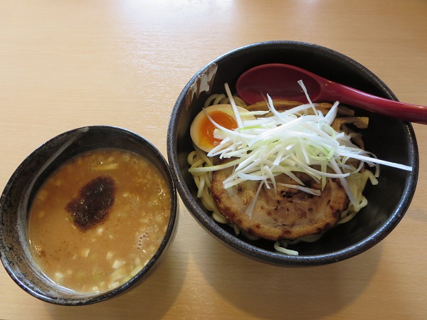 蔵出し味噌麺場 喜久屋の北海道味噌つけ麺の全体画像。
