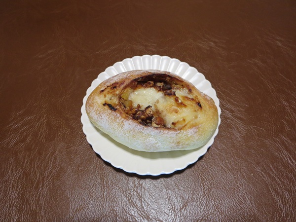 BAKERY＆cafe辰巳俱楽部のオレンジハニーチーズの全体画像。