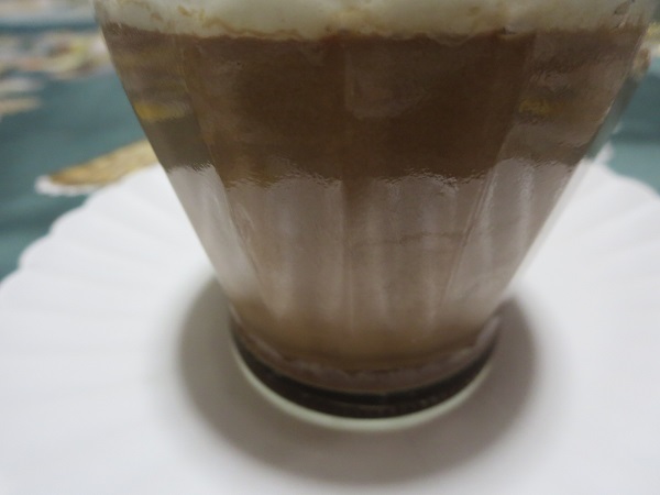 モロゾフの濃密プレミアムチョコレートプリンの底のチョコレートの近影写真。