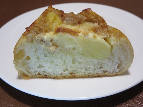 おおみやパンカフェのポテトツナマヨの断面の近影画像。