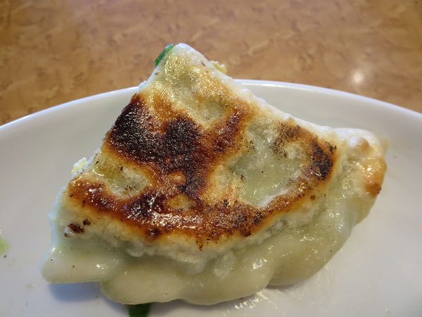 海味鮮の自家製ニラ大餃子の裏面の近影画像。
