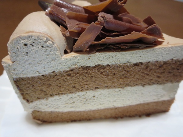 銀座コージーコーナーのミルクチョコレートの側面の近影画像。