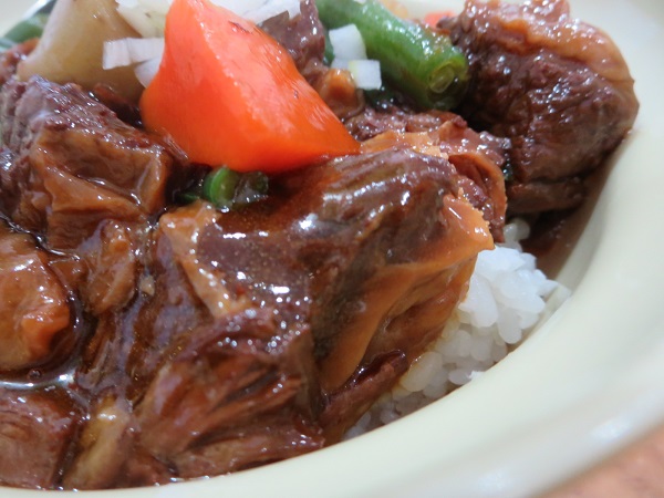 台湾料理 天天の牛バラ丼の牛バラの近影画像。