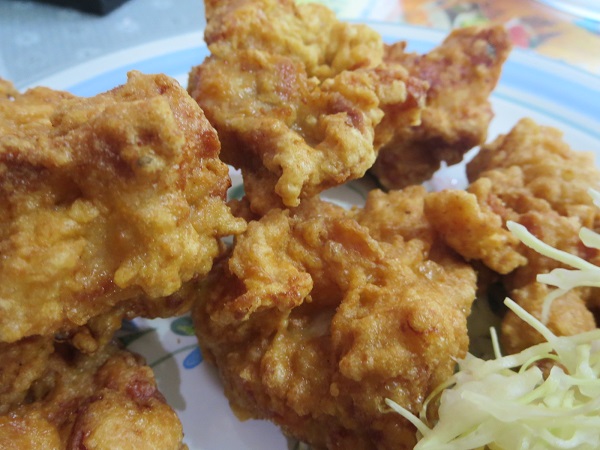 安安食堂の鶏の唐揚げの近影画像。