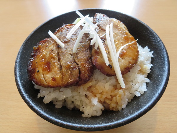 蔵出し味噌麺場 喜久屋のチャーシュー丼の全体画像。